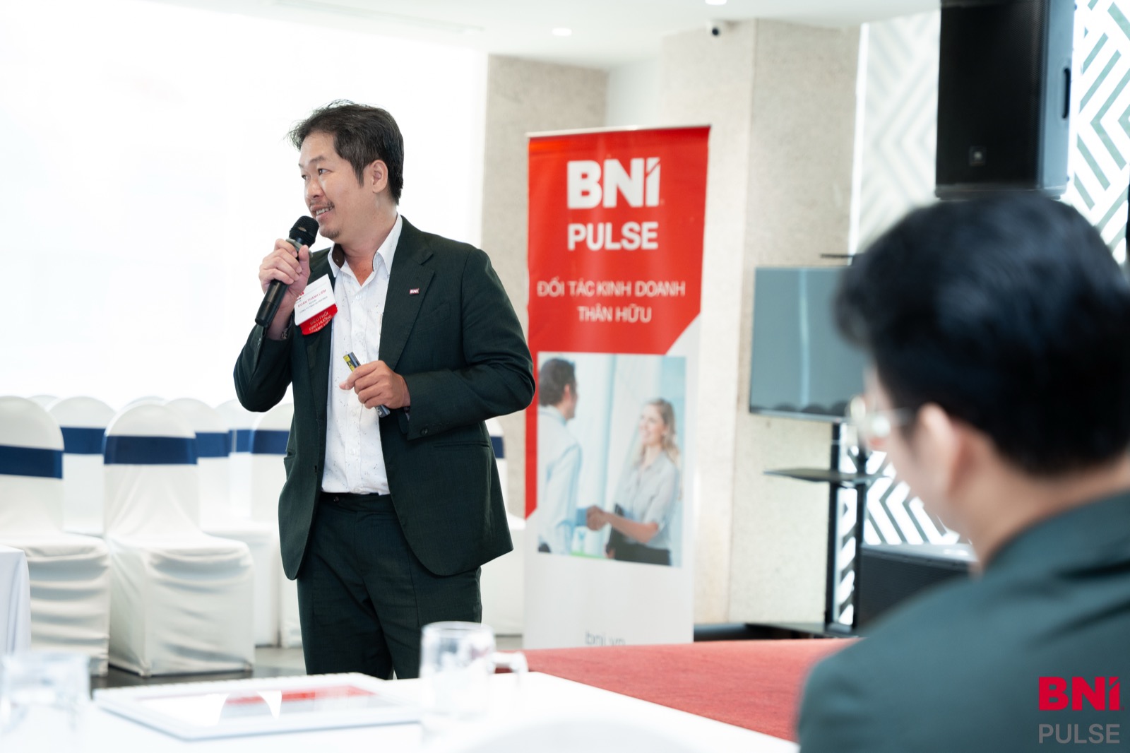 Mr. Đoàn Thanh Liêm mở đầu bài thuyết trình tại buổi họp BNI Pulse Chapter