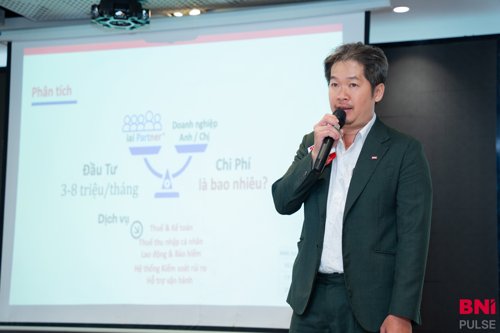 Mr. Đoàn Thanh Liêm trình bày slide phân tích so sánh chi phí giữa IAI Partner và kế toán tại chỗ