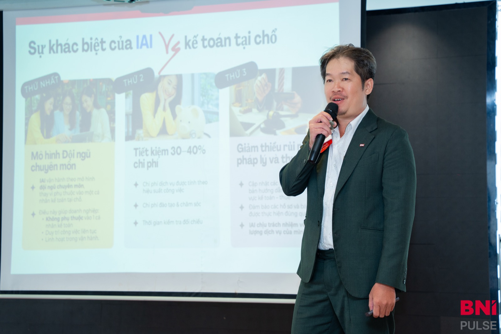 Mr. Đoàn Thanh Liêm trình bày 3 sự khác biệt của IAI Partner so với kế toán tại chỗ: đội ngũ chuyên môn, tiết kiệm 30-40% chi phí, giảm rủi ro pháp lý
